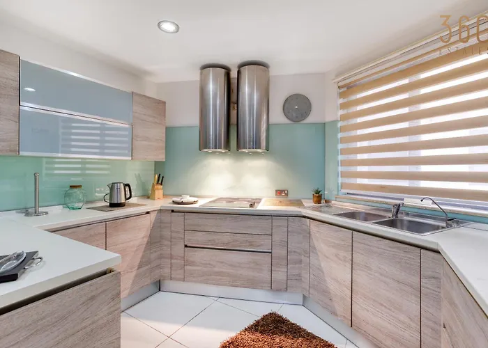 Stunning & Cosy 3br With Views In By 360 Estates