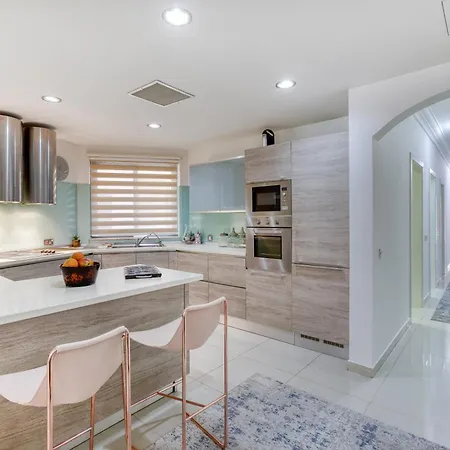 Stunning & Cosy 3br With Views In By 360 Estates Lejlighed